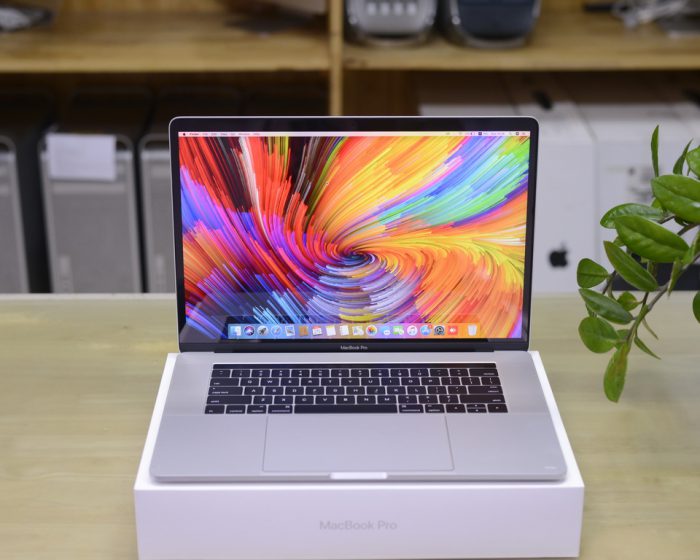 TOP MODEL –MacBook Pro 15-inch 2016 Touch Bar (Silver) / Quad-Core i7 2