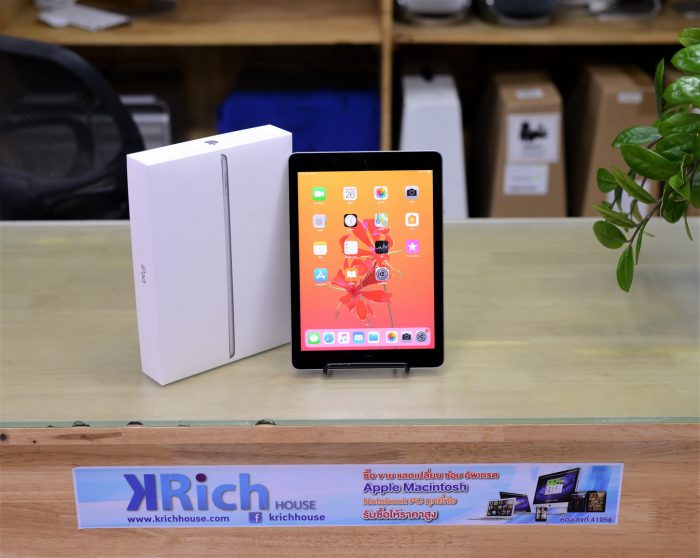 iPad Gen 5 ( Space Gray ) 32GB Wi-Fi / Box