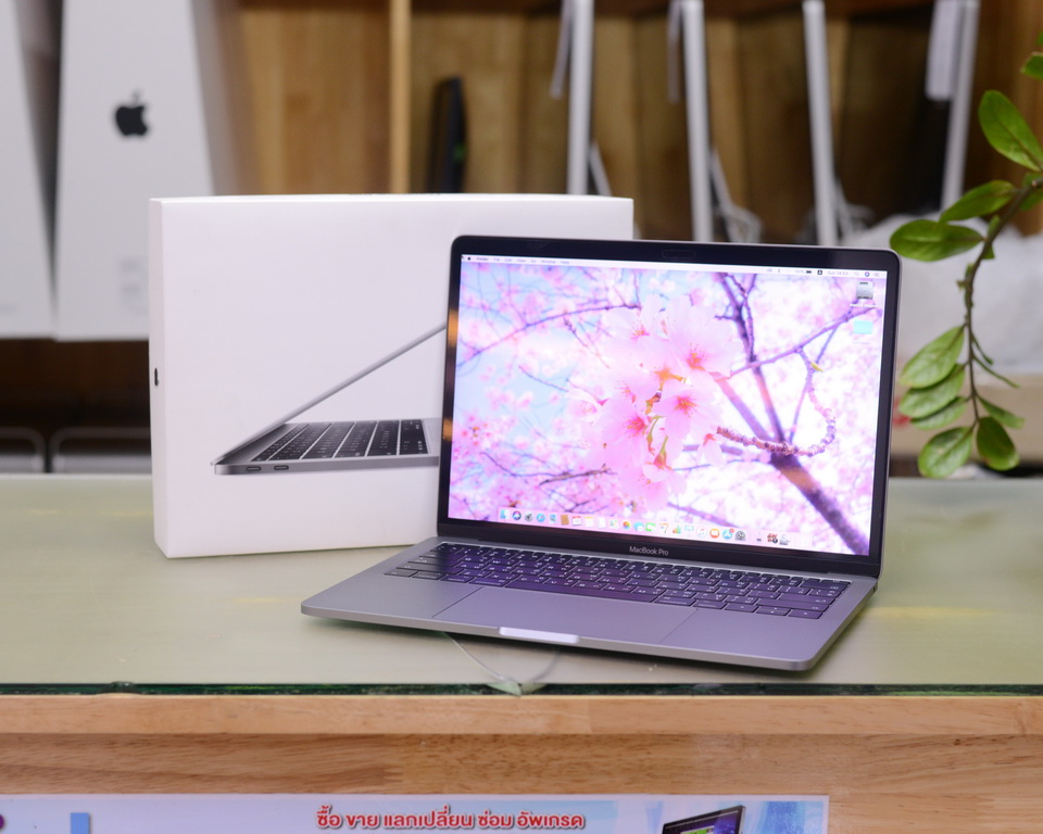 MacBook Pro Retina 13-inch Core i5 2.3GHz. Ram 8GB. SSD 128GB. Space