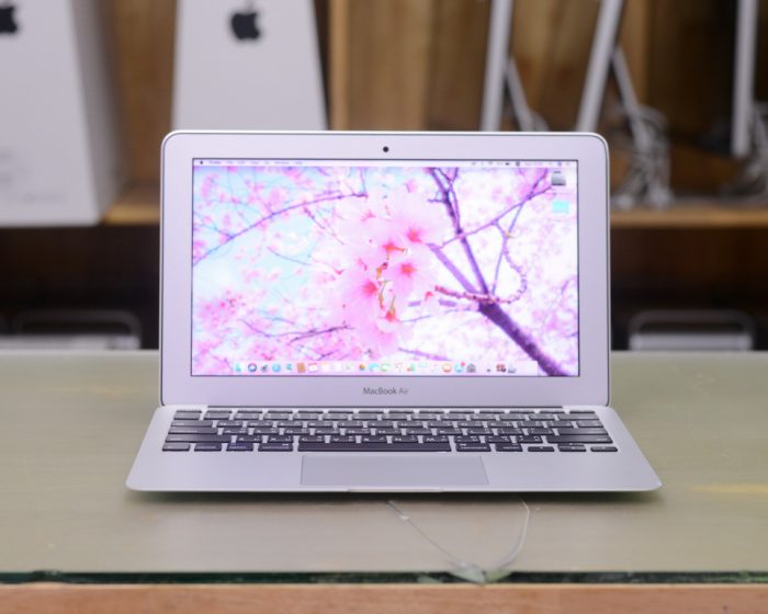 MacBook Air 11-inch Intel Core i5 1.6GHz. RAM 4GB. SSD 128GB. Early 2015.