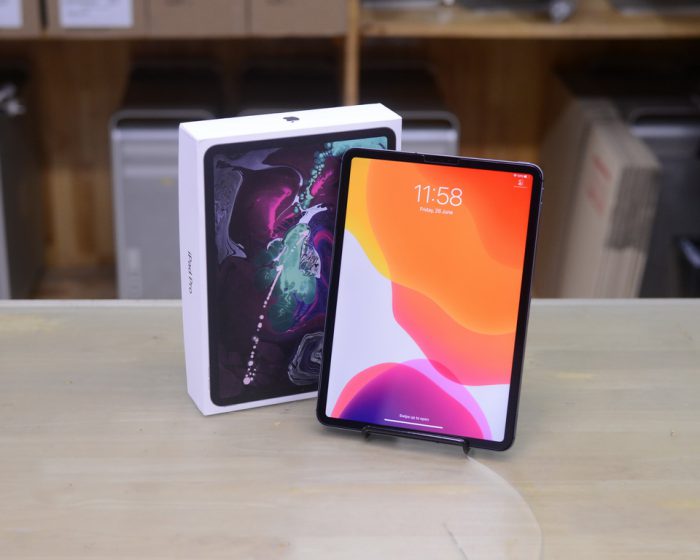 iPad Pro 11-inch 64GB Wi-Fi + Cellular ( Space Grey ) Full Box + Tempered Glass Apple Warranty 15-10-2020