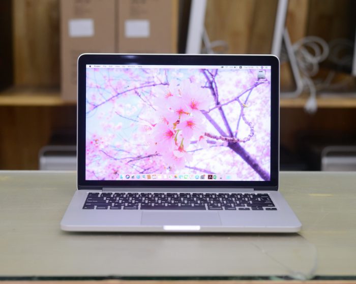 MacBook Pro Retina 13-inch Core i5 2.7GHz. RAM 8GB. SSD 256GB. Early 2015. ( New Battery )