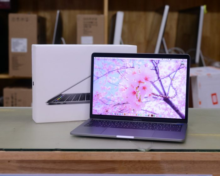 MacBook Pro Retina 13-inch Core i5 2.9GHz. Ram 8GB. SSD 512GB. Space Gray ( Touch Bar ) 2016. Full Box ( New Top Case + New Keyboard + New Battery )