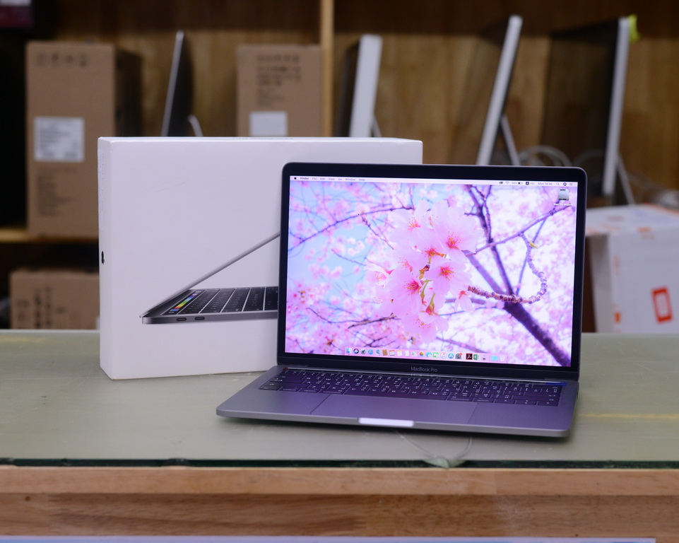 MacBook Pro Retina 13-inch Core i5 2.9GHz. Ram 8GB. SSD 512GB. Space