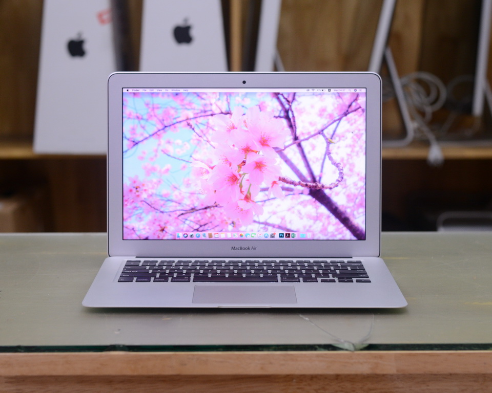MacBook Air 13-inch Core i5 1.4GHz. RAM 4GB. SSD 128GB