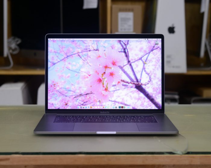 MacBook Pro Retina 15-inch Quad-Core i7 2.8GHz. Ram 16GB. SSD 256GB. Touch Bar 2017. ( Space Gray ) ( New Display )
