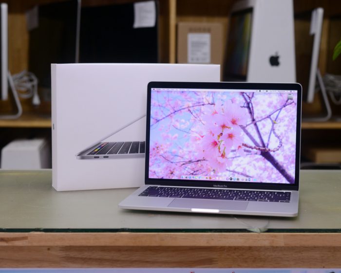 MacBook Pro 13-inch Intel Gen10 4-Core i5 2.0GHz. RAM 16GB. SSD 512GB. 2020. Touch Bar ( Silver ) Full Box Apple Care+ Warranty 13-06-2023