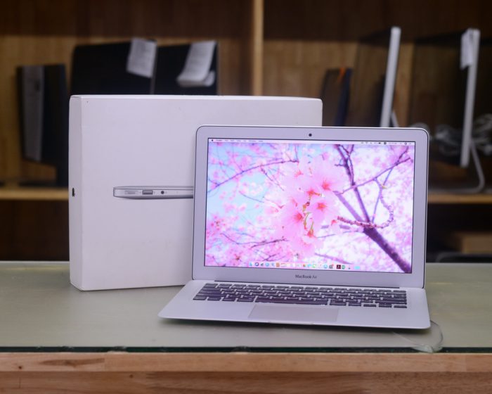 MacBook Air 13-inch Intel Core i5 1.3GHz. RAM 4GB. SSD 128GB. Mid 2013. Full Box ( New Battery )