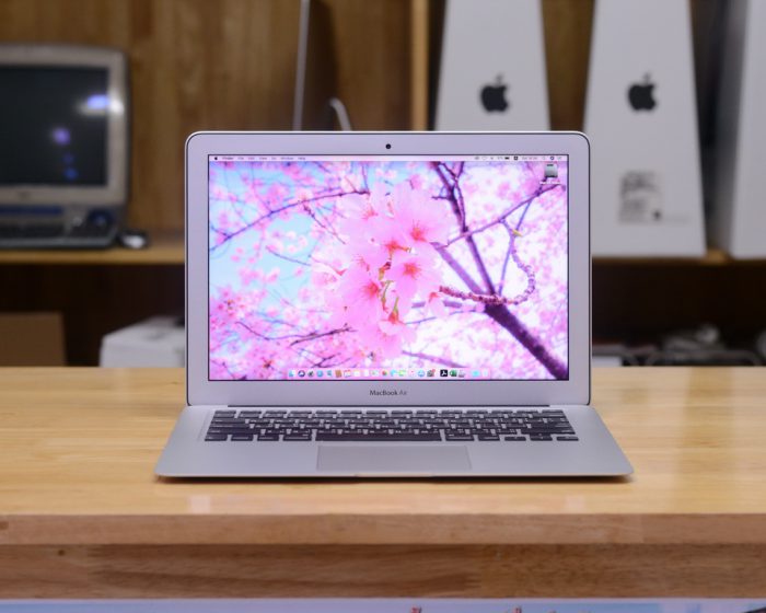 MacBook Air 13-inch Intel Core i5 1.6GHz. RAM 4GB. SSD 128GB. Early 2015.