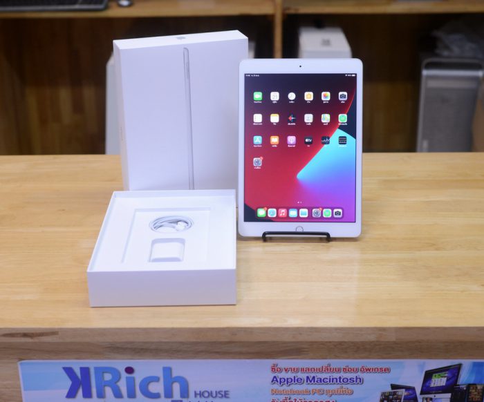 iPad (8th generation) 2020. Wi-Fi (Silver) Apple Warranty 03/03/2022 Full Box