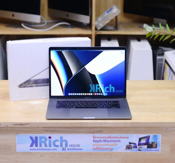 MacBook Pro Retina 15-inch. 2018 ( Space Gray ) 6-Core i7 2.2GHz. / Ram 16GB / SSD 256GB / Radeon Pro 555X / Touch Bar / Full Box / Wrt. 17-11-2022 / New Battery