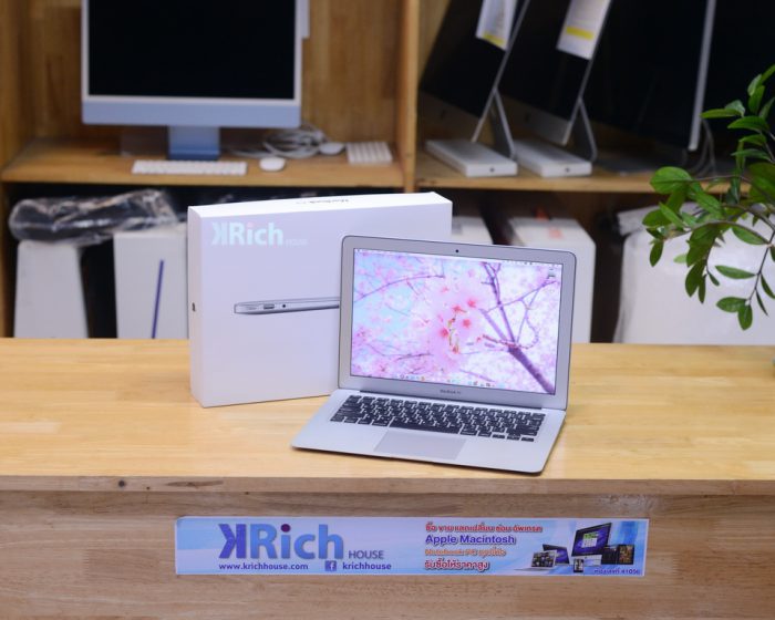MacBook Air 13-inch Early 2014. Intel Core i5 1.4GHz. RAM 4GB. SSD 256GB. Full Box