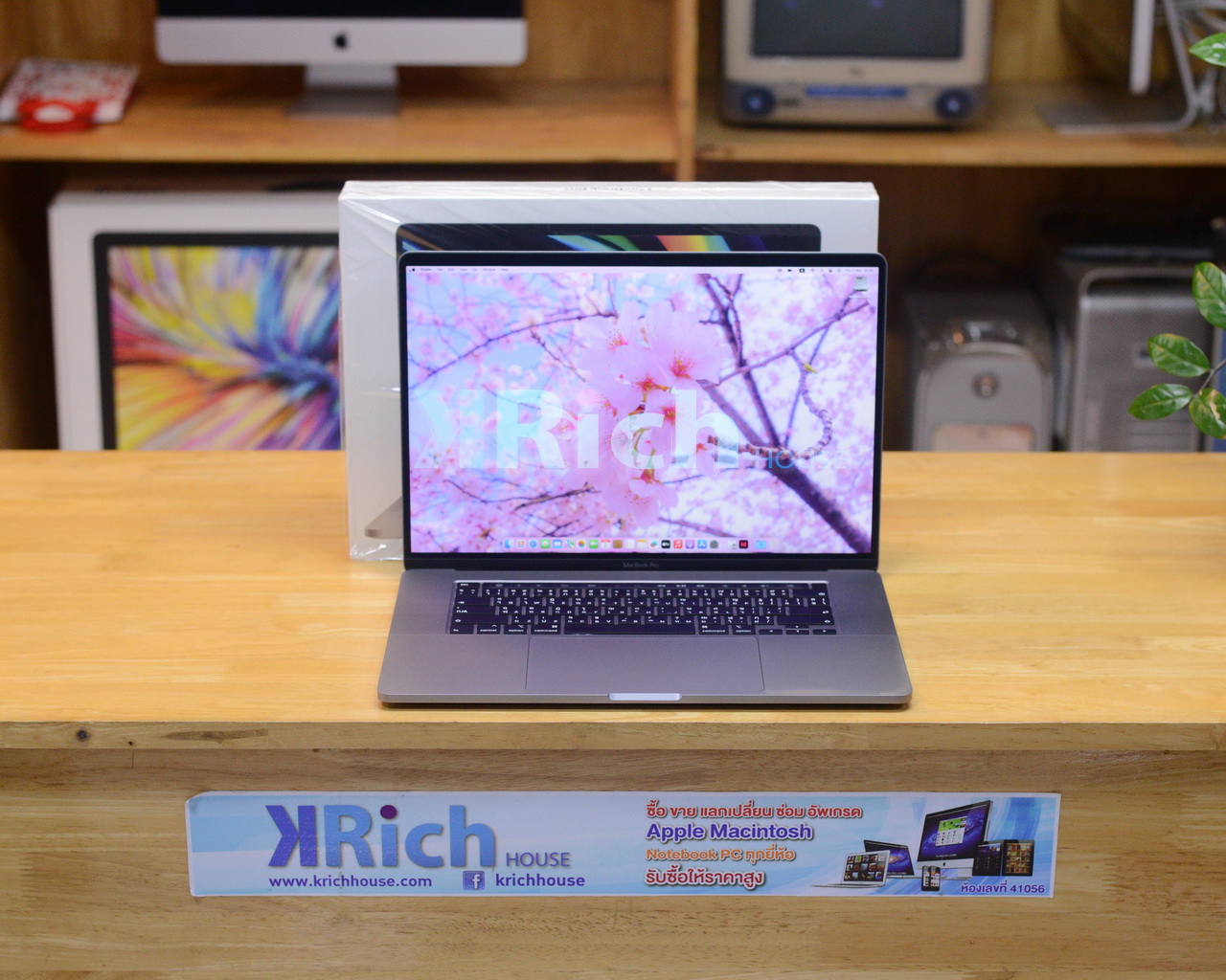 thumbnail image 2 of Refurbished 2019 MacBook Pro 16" – 2.6GHz I7, 32GB RAM, 512GB SSD, AMD 5300M – Space Gray 2 of 6