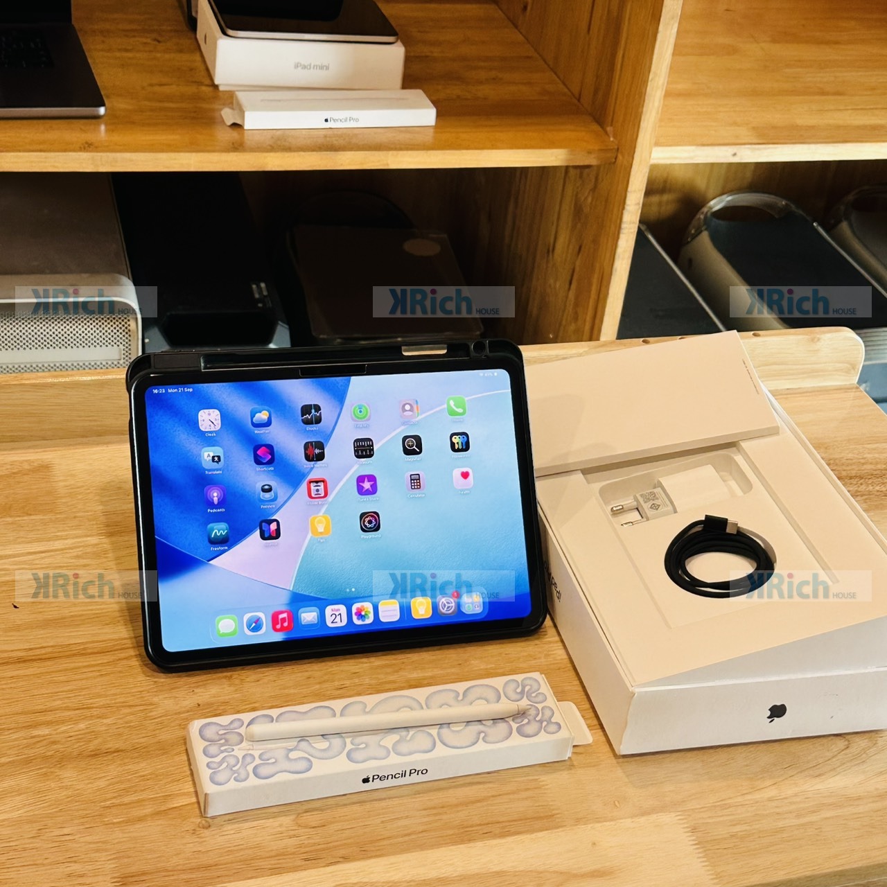 Apple iPad Pro 11-inch (M4) Wi-Fi + Cellular iPad Pro 11-inch (M4) Wi-Fi + Cellular 2024 Space Black, M4 9-Core CPU 10-Core GPU, 8GB RAM, 256GB, Used Excellent Condition, 1-Month Store Warranty