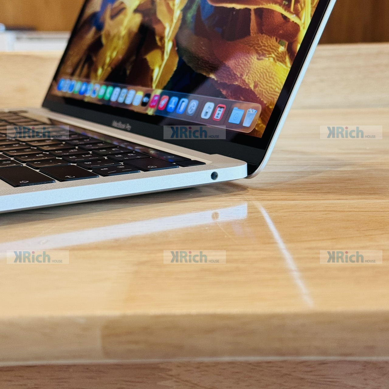 Apple MacBook Pro 13-inch (M2, 2022) MacBook Pro 13-inch (M2, 2022) 8-Core CPU 10-Core GPU 8GB 256GB Silver Used 1-Month Warranty - Image 4
